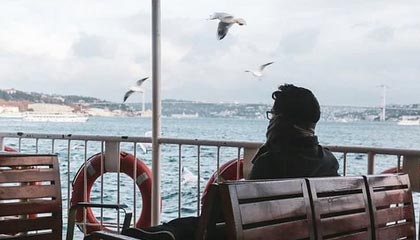 九游APP官网-长传长射：场上那些令人震惊的远距离奇迹，长传集锦