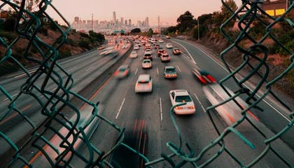 九游APP官网-长传长射：场上那些令人震惊的远距离奇迹，长传集锦