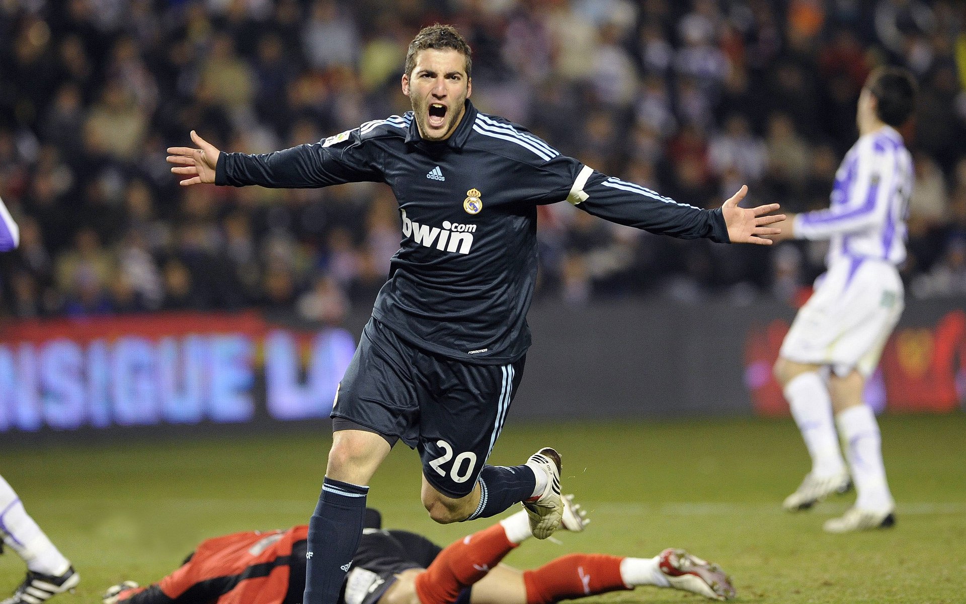 《2025英雄联盟季中冠军赛，战火再燃！》，二零二零年英雄联盟总决赛冠军是谁